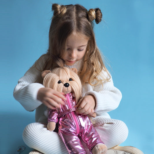 Lucky Yoyo în Drumeție – Căţeluşă de Pluş Premium Lucky Doggy