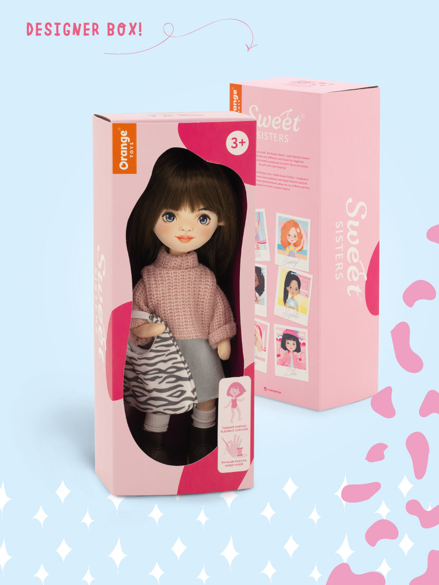 Sophie într-o fustă de denim – Păpușă de Pluș Premium Sweet Sisters (32 cm)