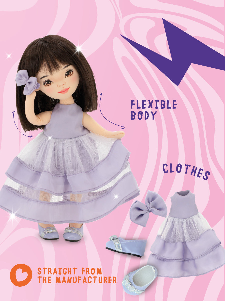 Lilu într-o rochie mov – Păpușă de Pluș Premium Sweet Sisters (32 cm)