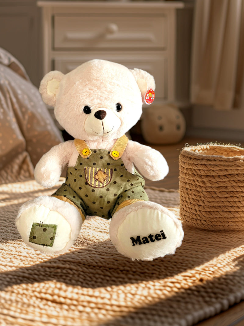 Set Cadou „Îmbrățișări și Cifre” – Ursuleț personalizat cu Salopetă & Puzzle Montessori din Lemn