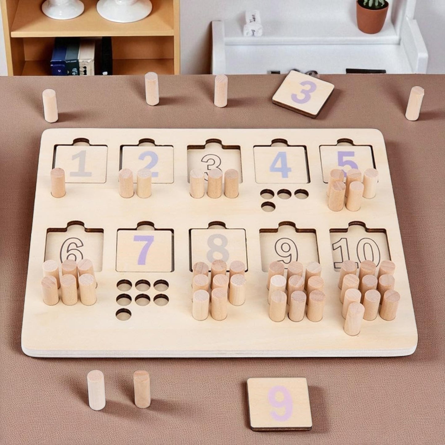 Set Cadou „Îmbrățișări și Cifre” – Ursuleț personalizat cu Salopetă & Puzzle Montessori din Lemn