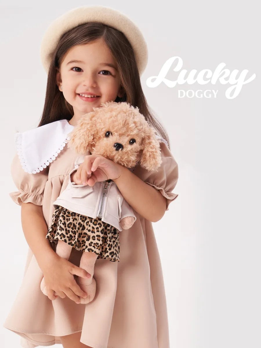 Lucky Fendi în Ținută Elegantă – Căţeluşă de Pluş Premium Lucky Doggy
