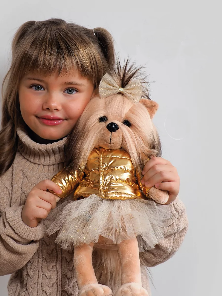 Lucky Yoyo cu Geacă Aurie – Căţeluşă de Pluş Premium Lucky Doggy