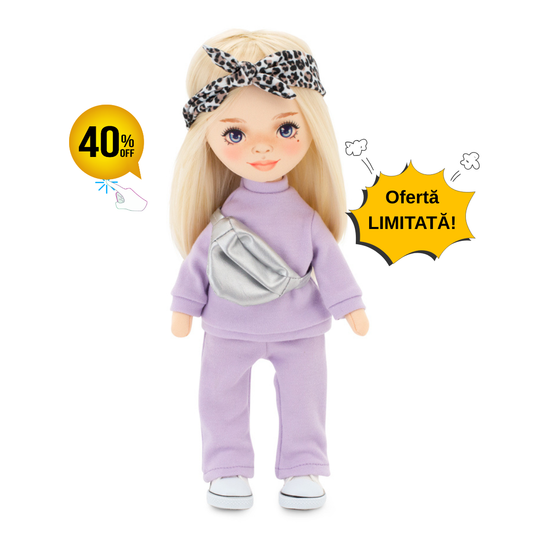 Mia într-un trening violet – Păpușă de Pluș Premium Sweet Sisters (32 cm)