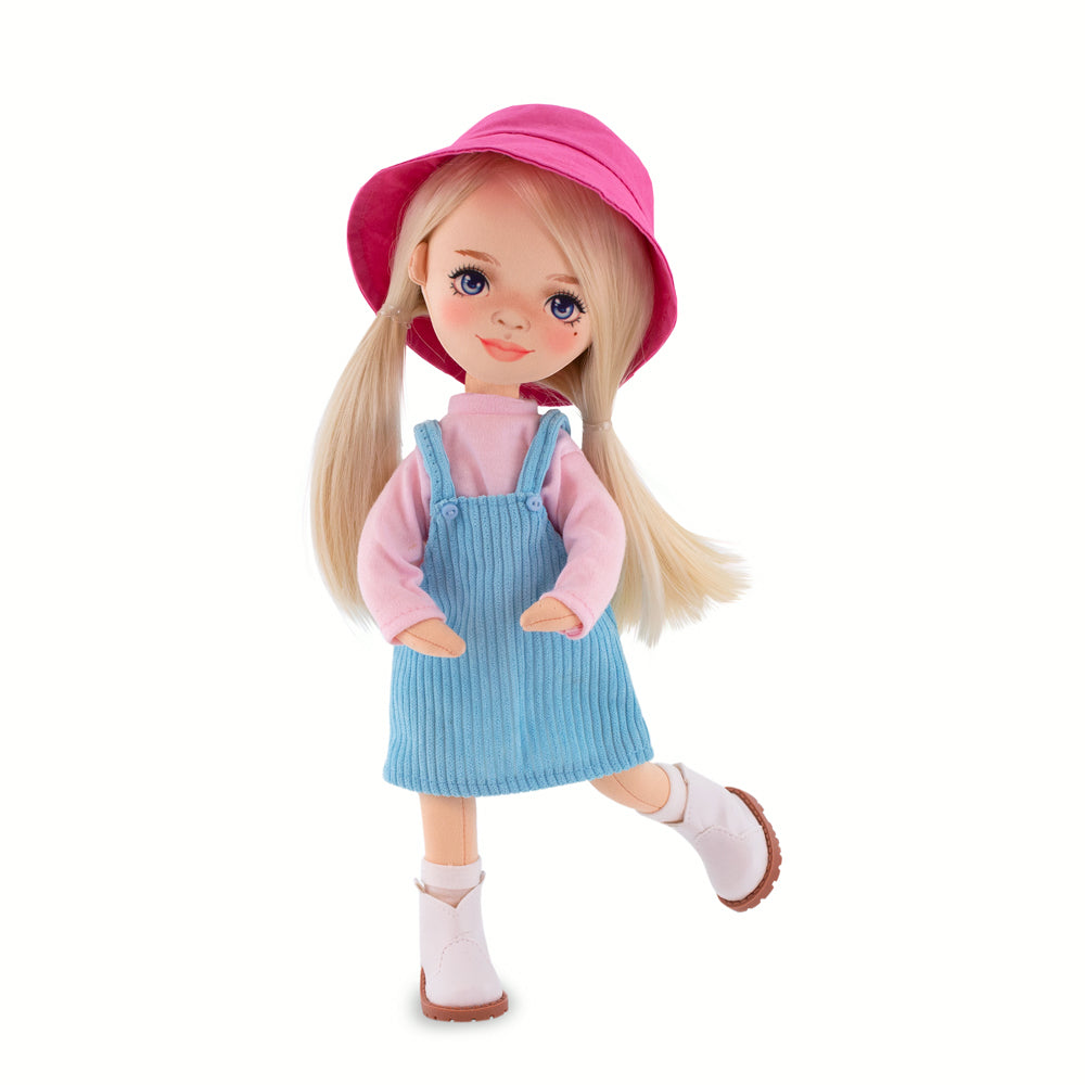 Mia în Rochie de Vară Albastră – Păpușă de Pluș Premium Sweet Sisters (32 cm)