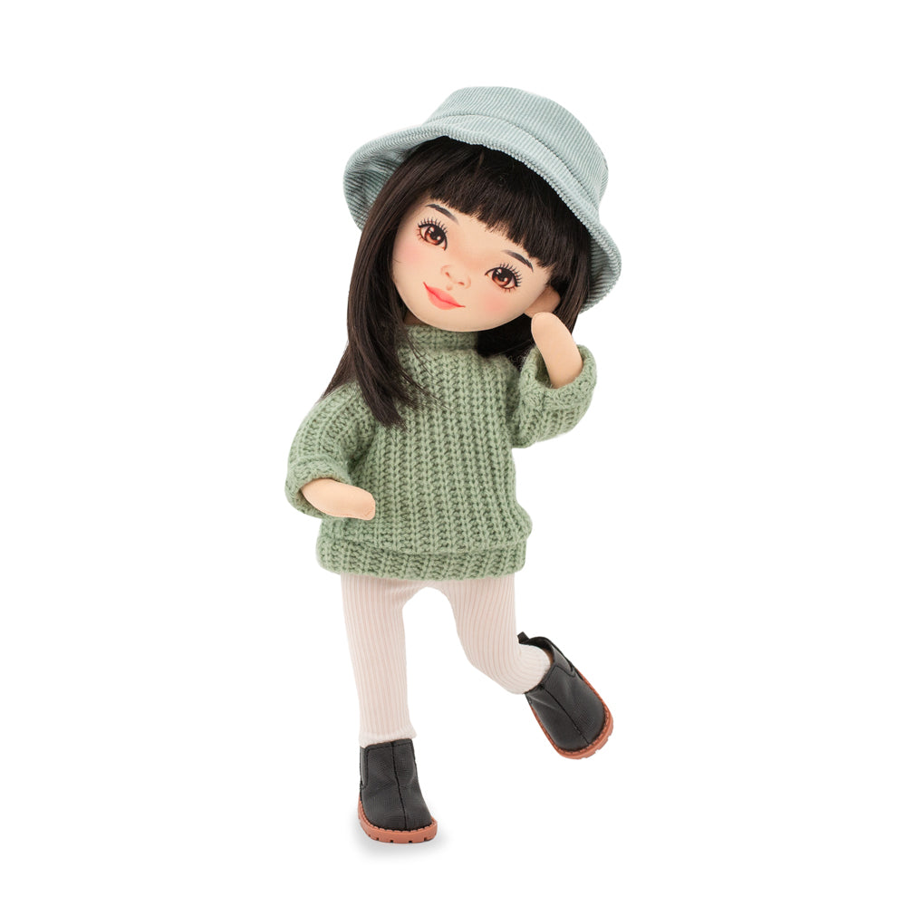 Lilu în Pulover Verde – Păpușă de Pluș Premium Sweet Sisters (32 cm)