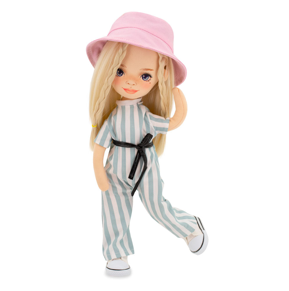 Mia în Salopetă în Dungi – Păpușă de Pluș Premium Sweet Sisters (32 cm)