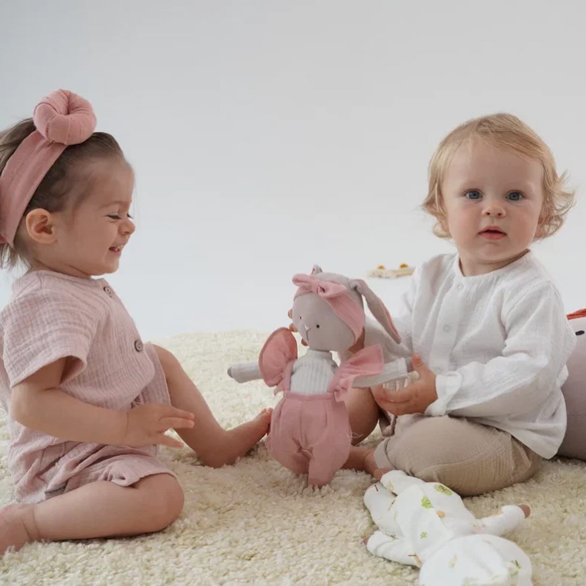 Lucy – Iepuraș de Pluș Premium în Salopetă Roz Cotti Motti (30 cm)