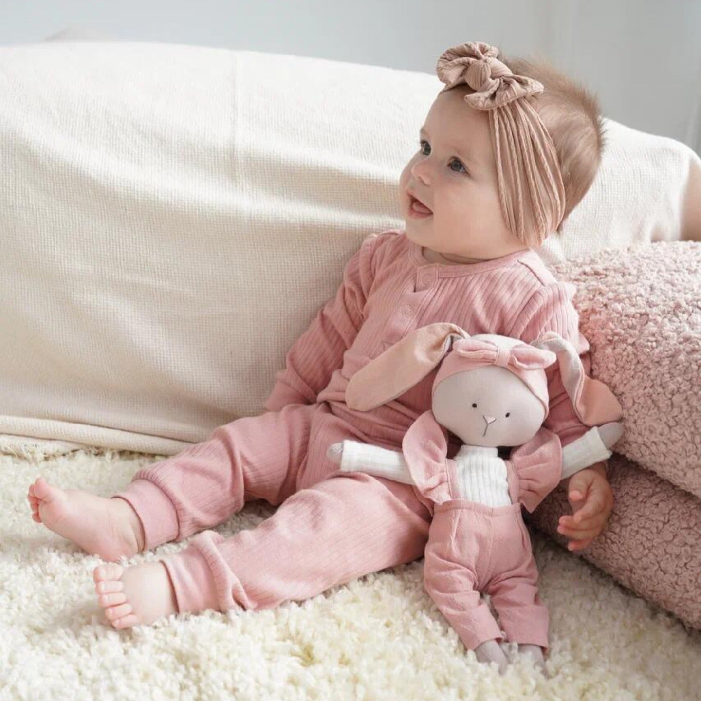 Lucy – Iepuraș de Pluș Premium în Salopetă Roz Cotti Motti (30 cm)