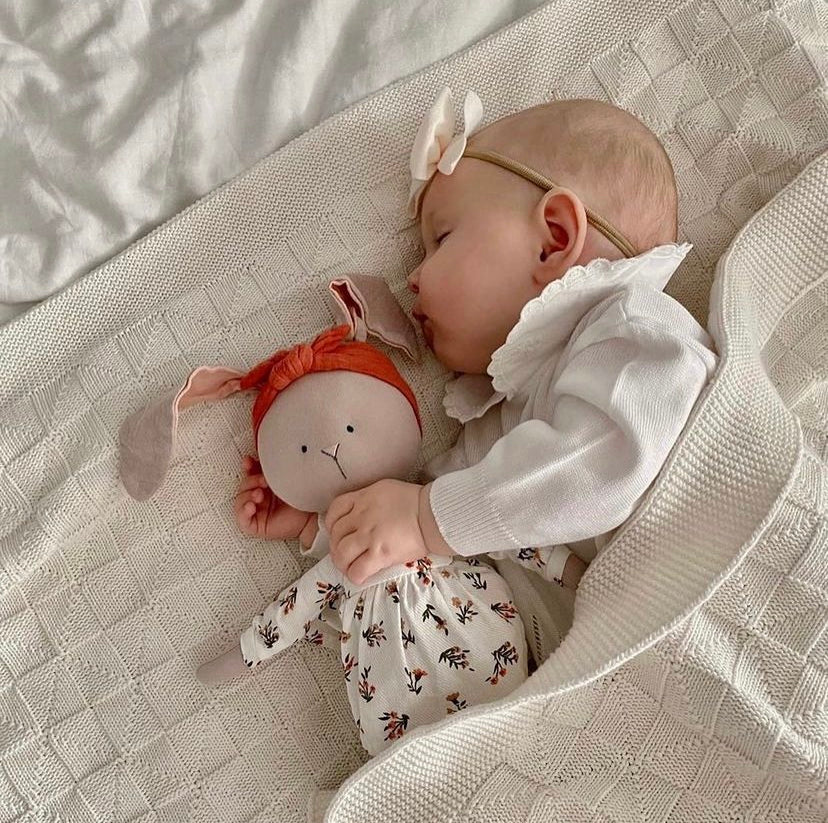 Lucy – Iepuraș de Pluș Premium în rochiță Cotti Motti (30 cm)