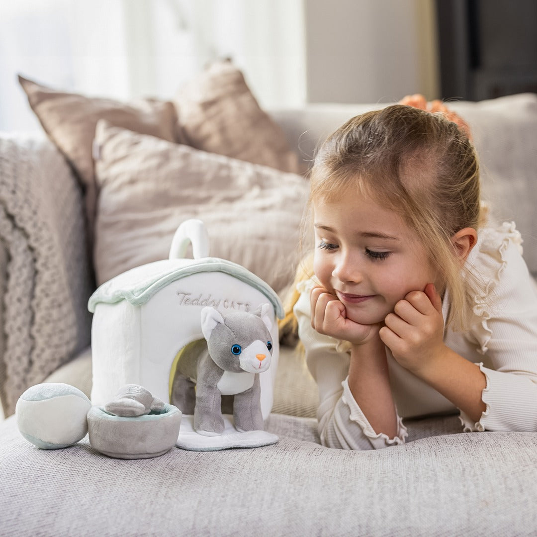 Set Cadou Premium cu Pisicuță de Pluș și Accesorii de Joacă - Teddykompaniet