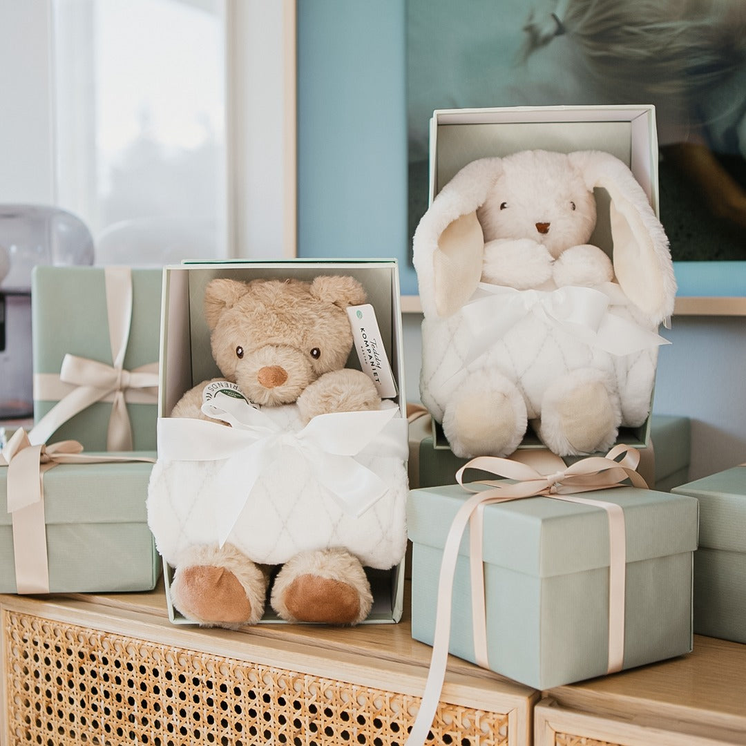 Svea Iepurașul Premium cu Păturică în Cutie Cadou, 30 cm, Teddykompaniet