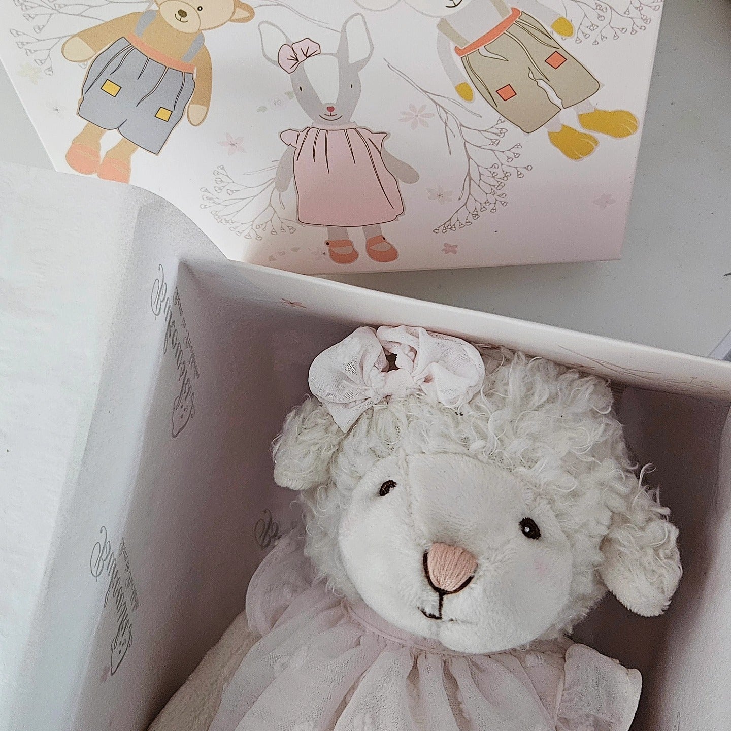 Molly – Oița de Pluș Premium 30 cm în CUTIE CADOU