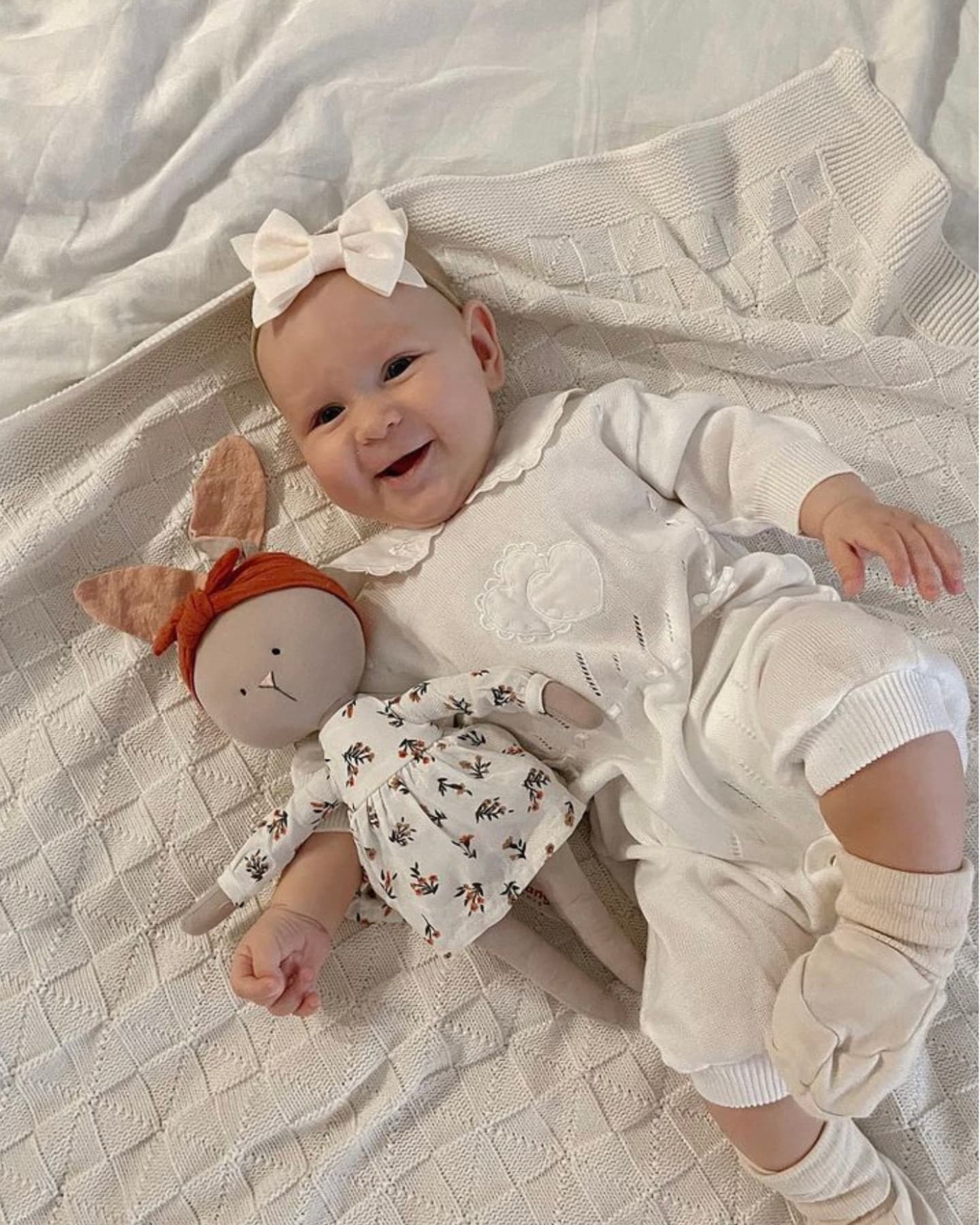 Lucy – Iepuraș de Pluș Premium în rochiță Cotti Motti (30 cm)