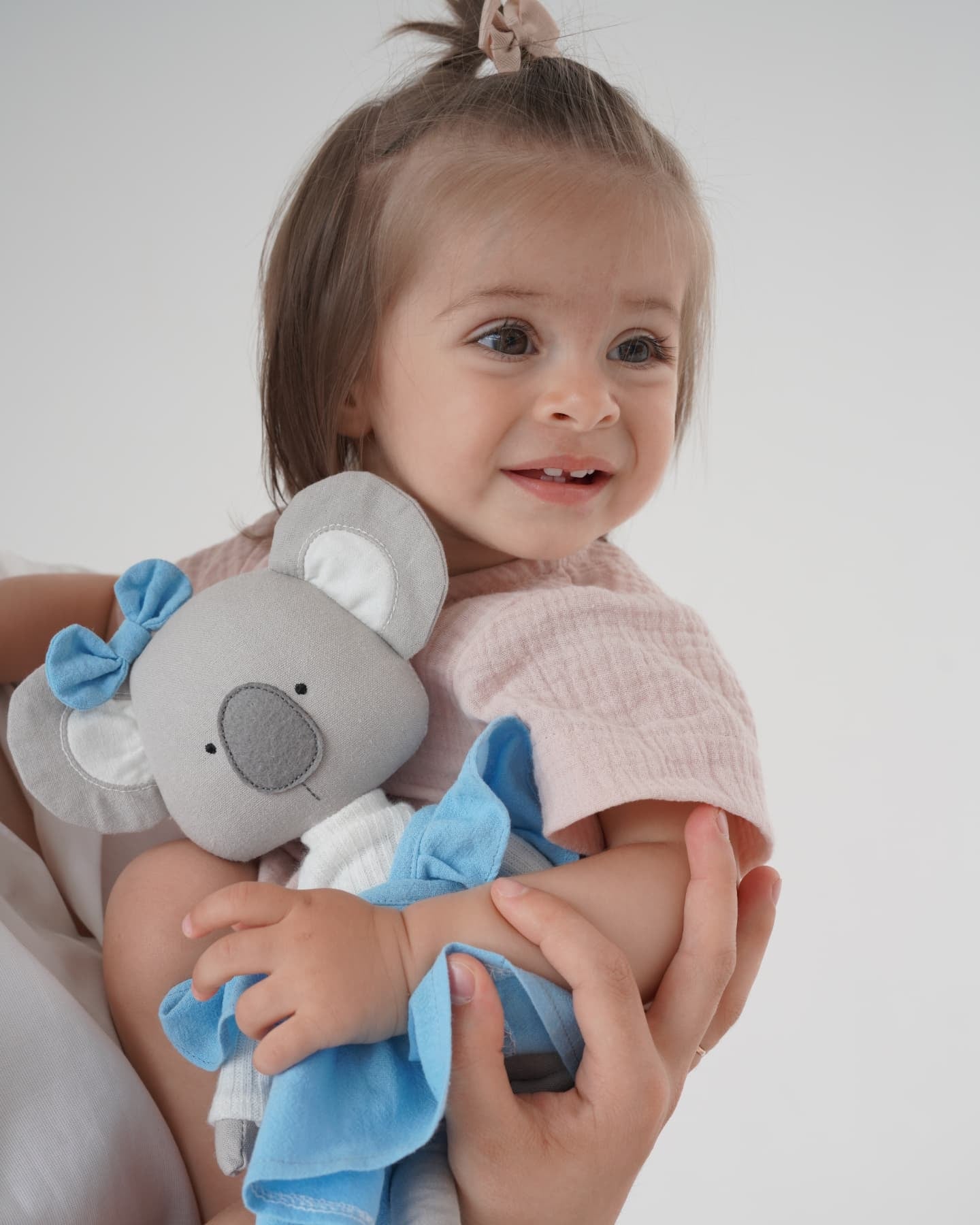 Annie – Koala Premium de Pluș Cotti Motti (30 cm)+ CADOU Casuta interactiva bebe