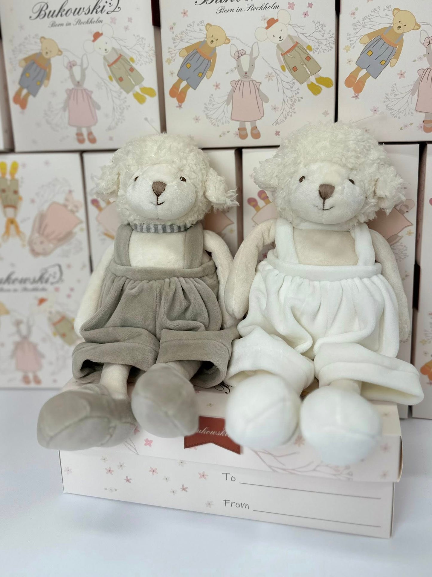 Mack – Oița de Pluș Premium 30 cm în CUTIE CADOU