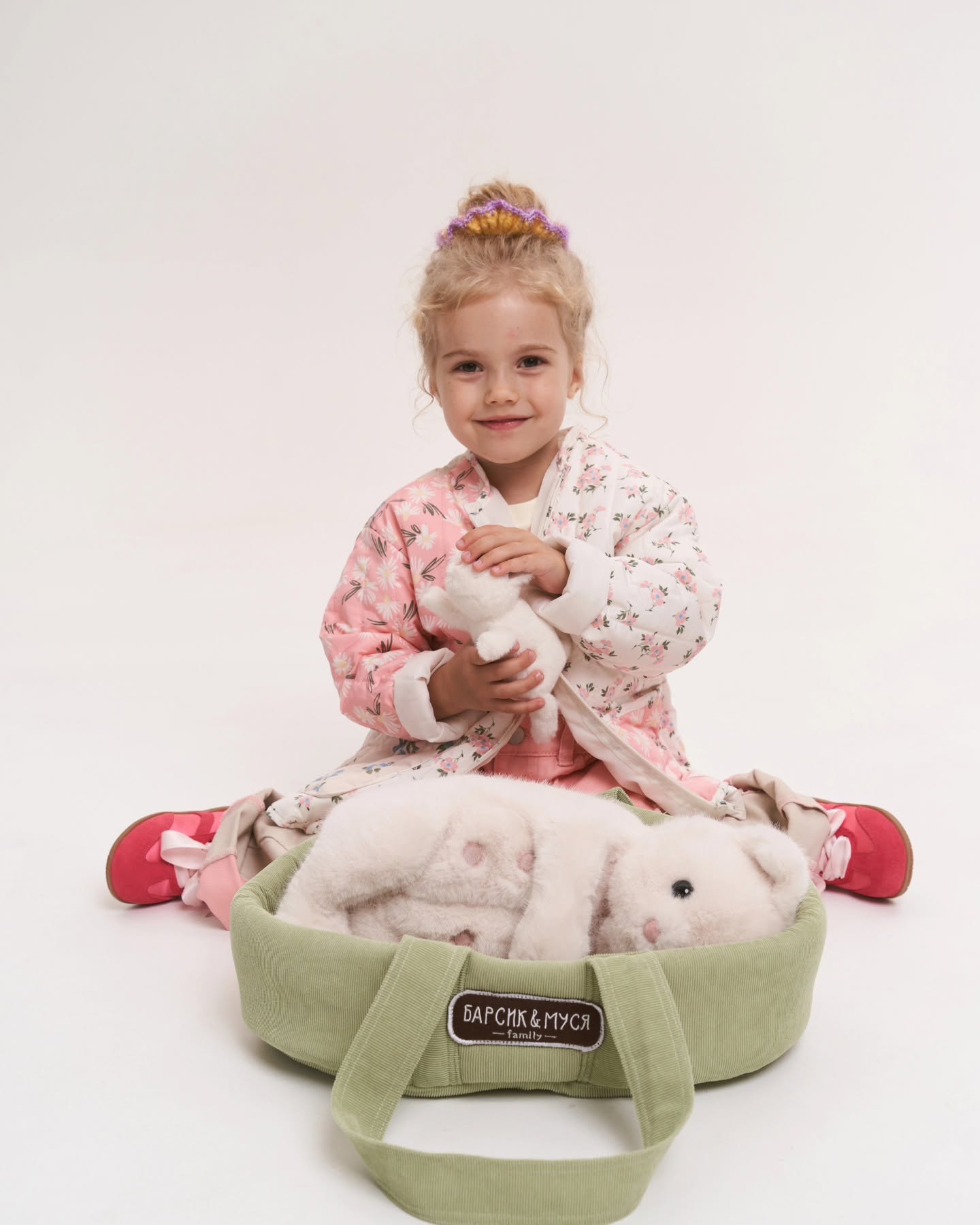 Millie – Pisică de pluș (40 cm) cu pui ascuns și geantă de transport Orange Toys