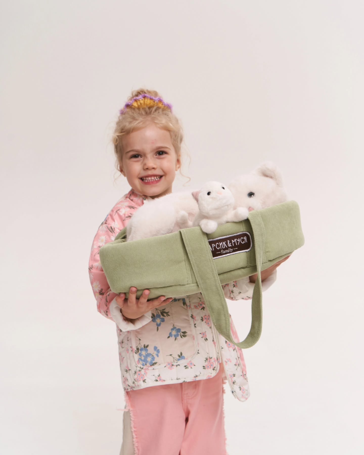 Millie – Pisică de pluș (40 cm) cu pui ascuns și geantă de transport Orange Toys