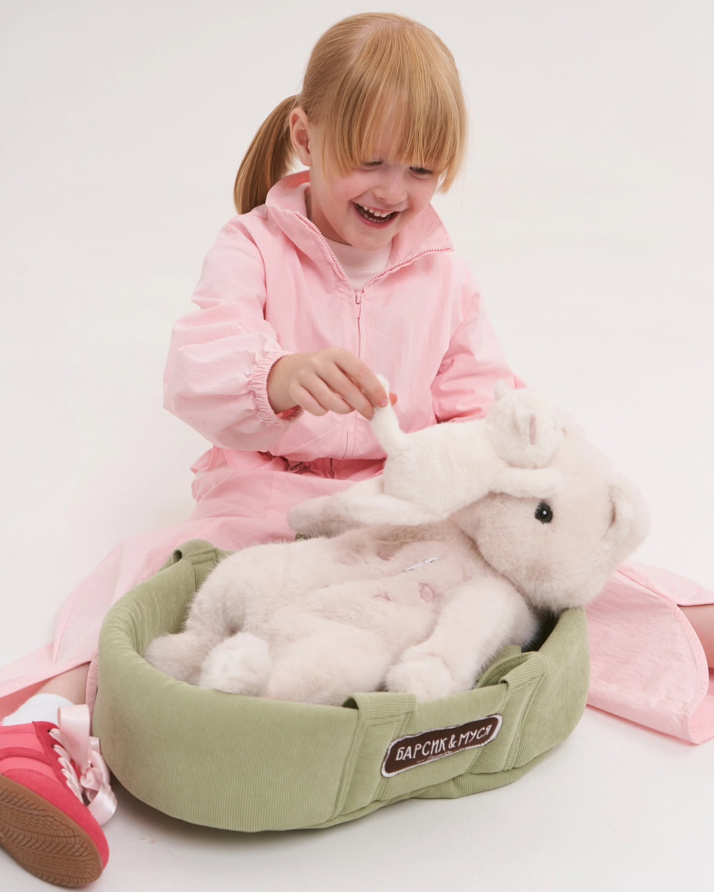 Millie – Pisică de pluș (40 cm) cu pui ascuns și geantă de transport Orange Toys