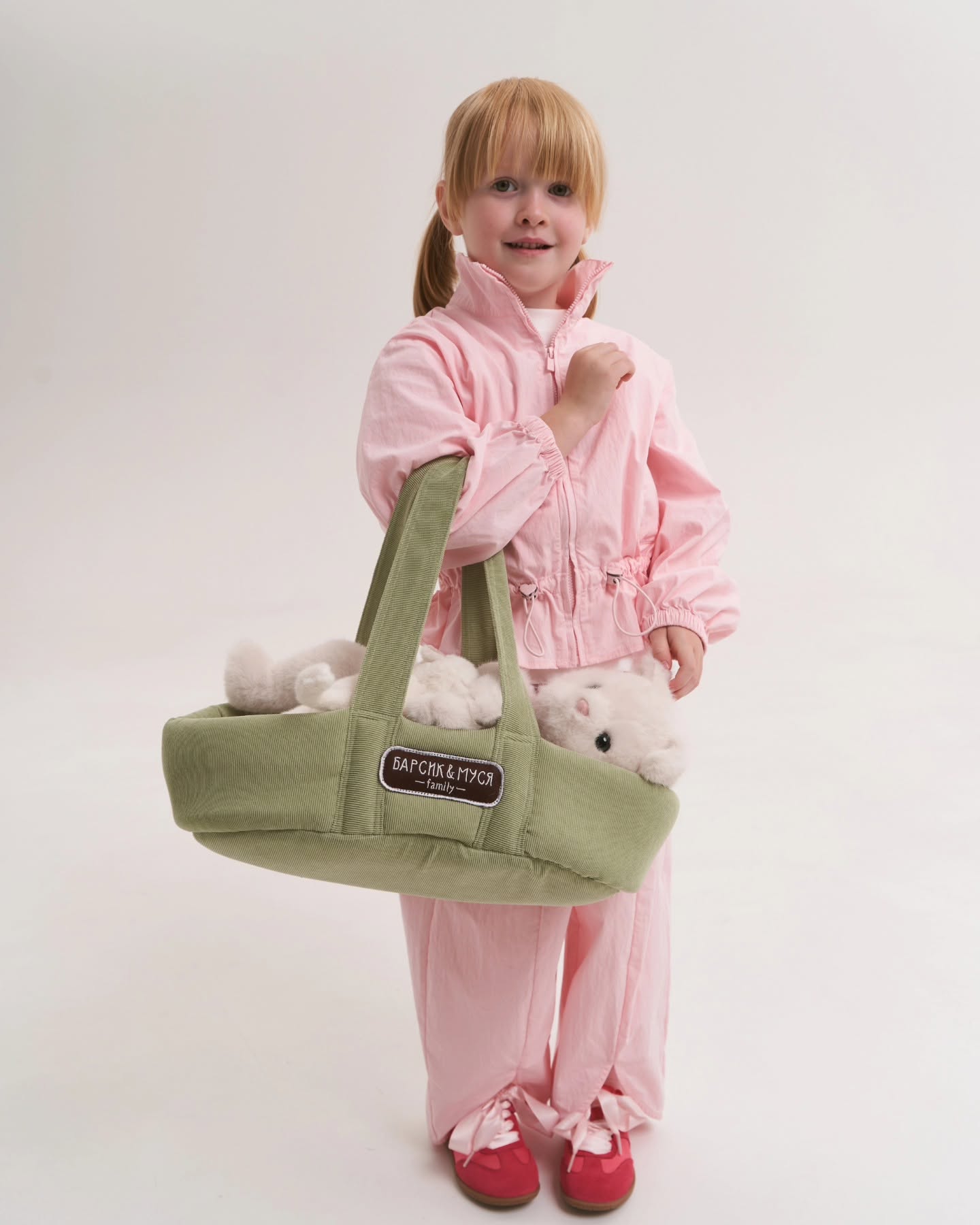 Millie – Pisică de pluș (40 cm) cu pui ascuns și geantă de transport Orange Toys