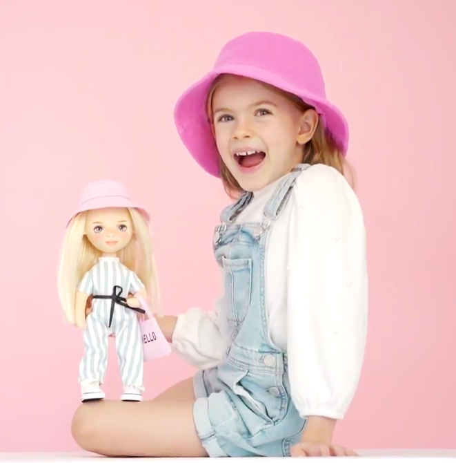 Mia în Salopetă în Dungi – Păpușă de Pluș Premium Sweet Sisters (32 cm)