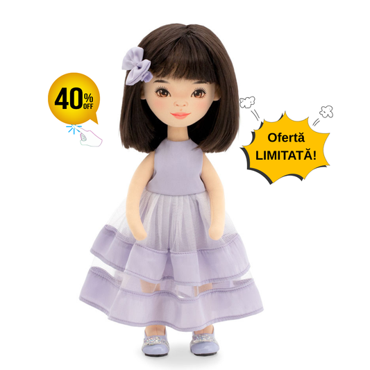 Lilu într-o rochie mov – Păpușă de Pluș Premium Sweet Sisters (32 cm)