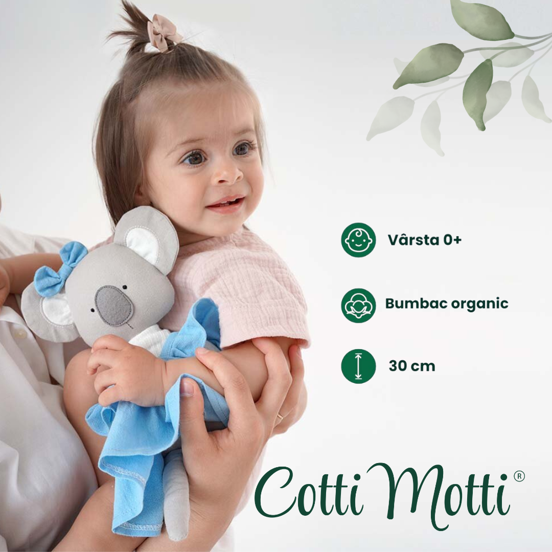 Annie – Koala Premium de Pluș Cotti Motti (30 cm)+ CADOU Casuta interactiva bebe