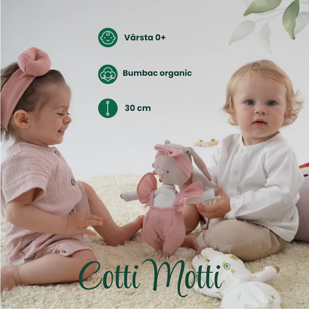 Lucy – Iepuraș de Pluș Premium în Salopetă Roz Cotti Motti (30 cm)