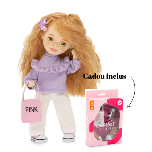 Sunny într-un pulover violet – Păpușă de Pluş Premium Sweet Sisters (32 cm) + Accesorii CADOU