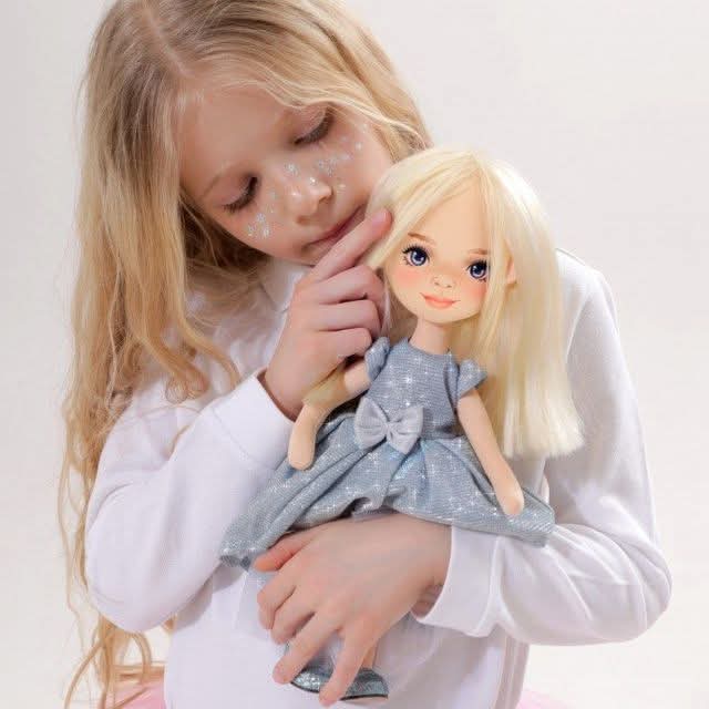 Mia în Rochie Albastru Deschis – Păpușă de Pluș Premium Sweet Sisters (32 cm)