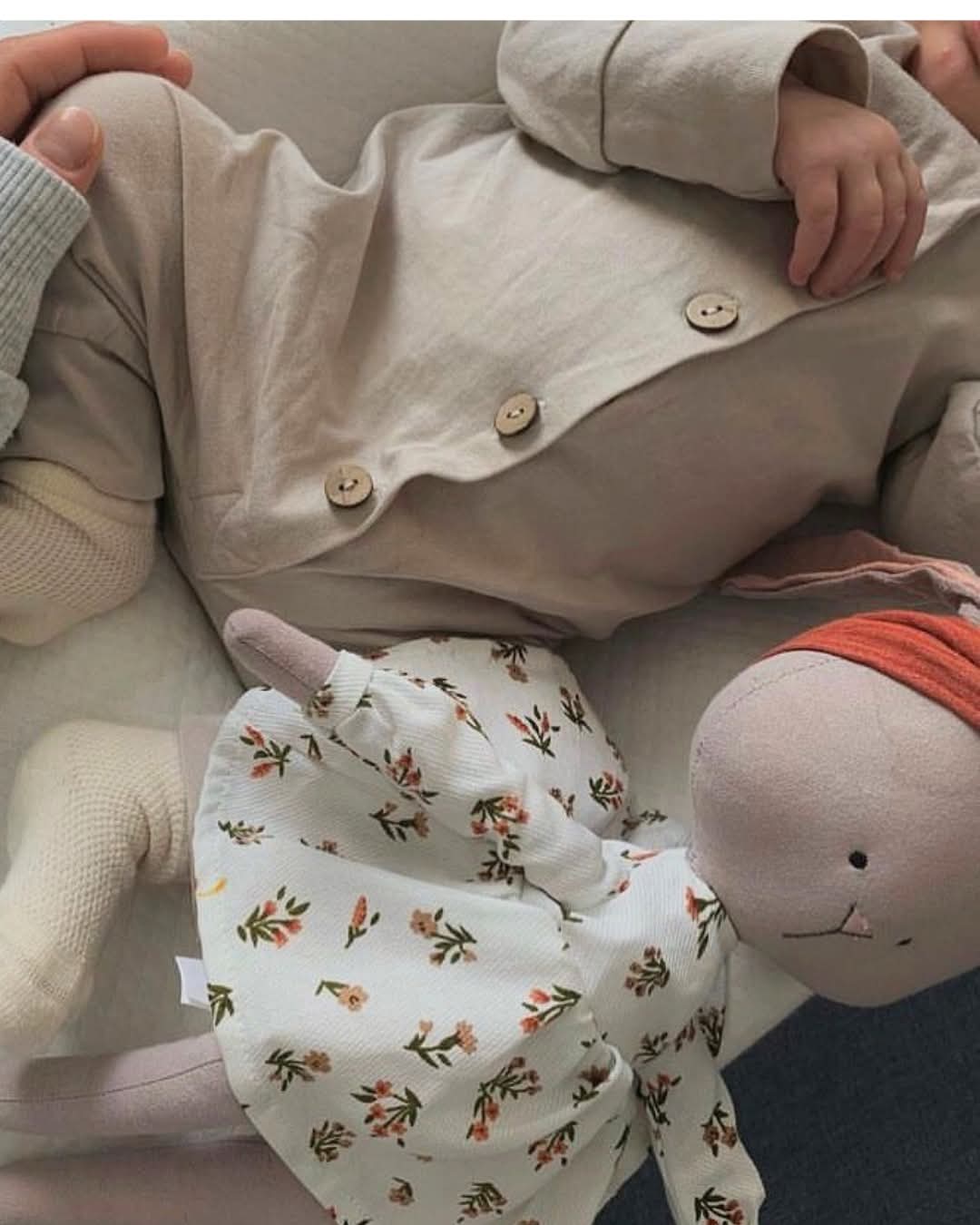 Lucy – Iepuraș de Pluș Premium în rochiță Cotti Motti (30 cm)