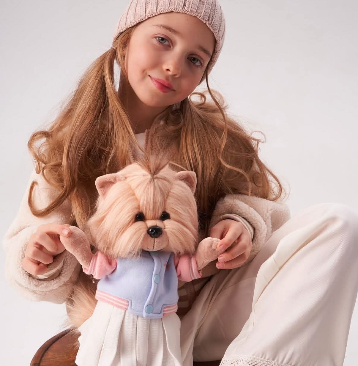 Lucky Yoyo în Plimbare de Seară – Căţeluşă de Pluş Premium Lucky Doggy