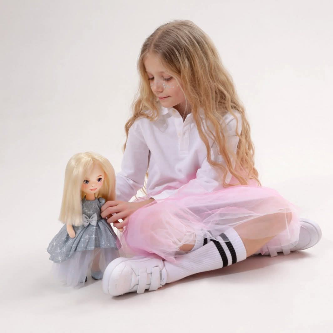 Mia în Rochie Albastru Deschis – Păpușă de Pluș Premium Sweet Sisters (32 cm)