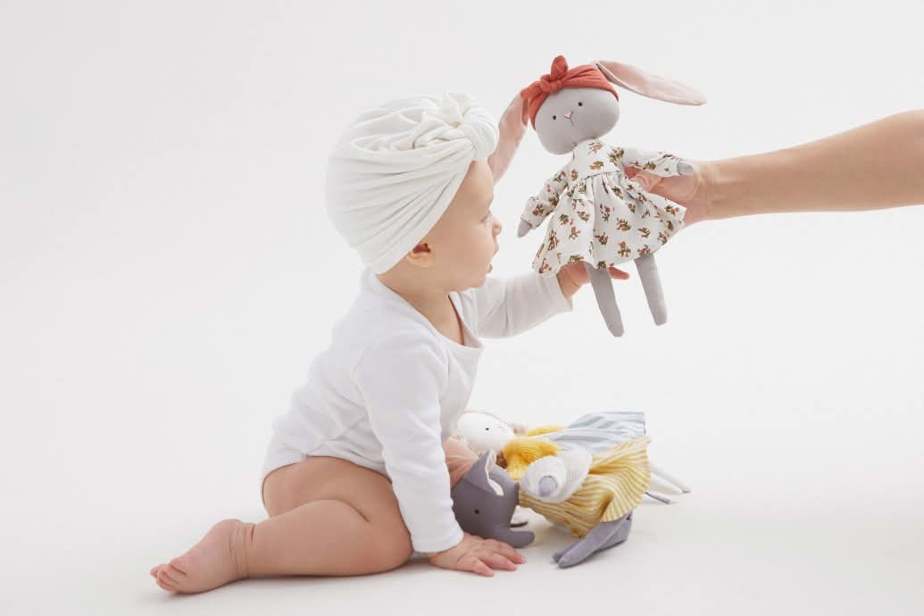 Lucy – Iepuraș de Pluș Premium în rochiță Cotti Motti (30 cm)