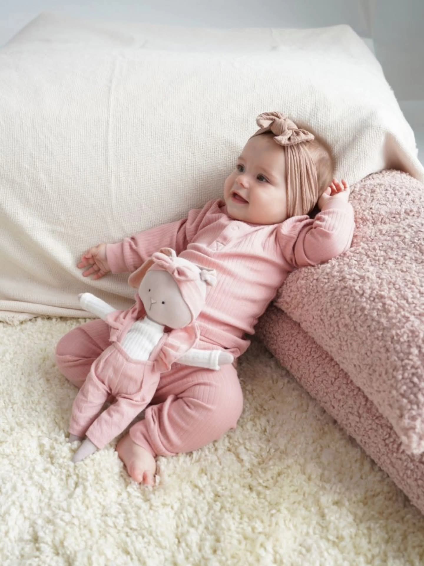 Lucy – Iepuraș de Pluș Premium în Salopetă Roz Cotti Motti (30 cm)