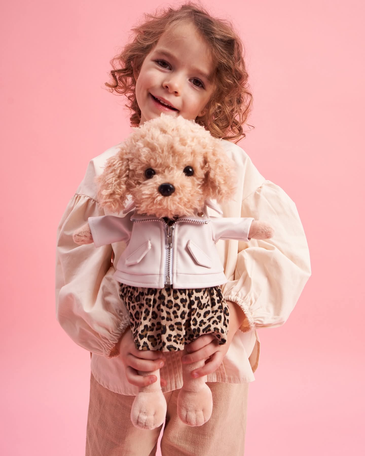 Lucky Fendi în Ținută Elegantă – Căţeluşă de Pluş Premium Lucky Doggy