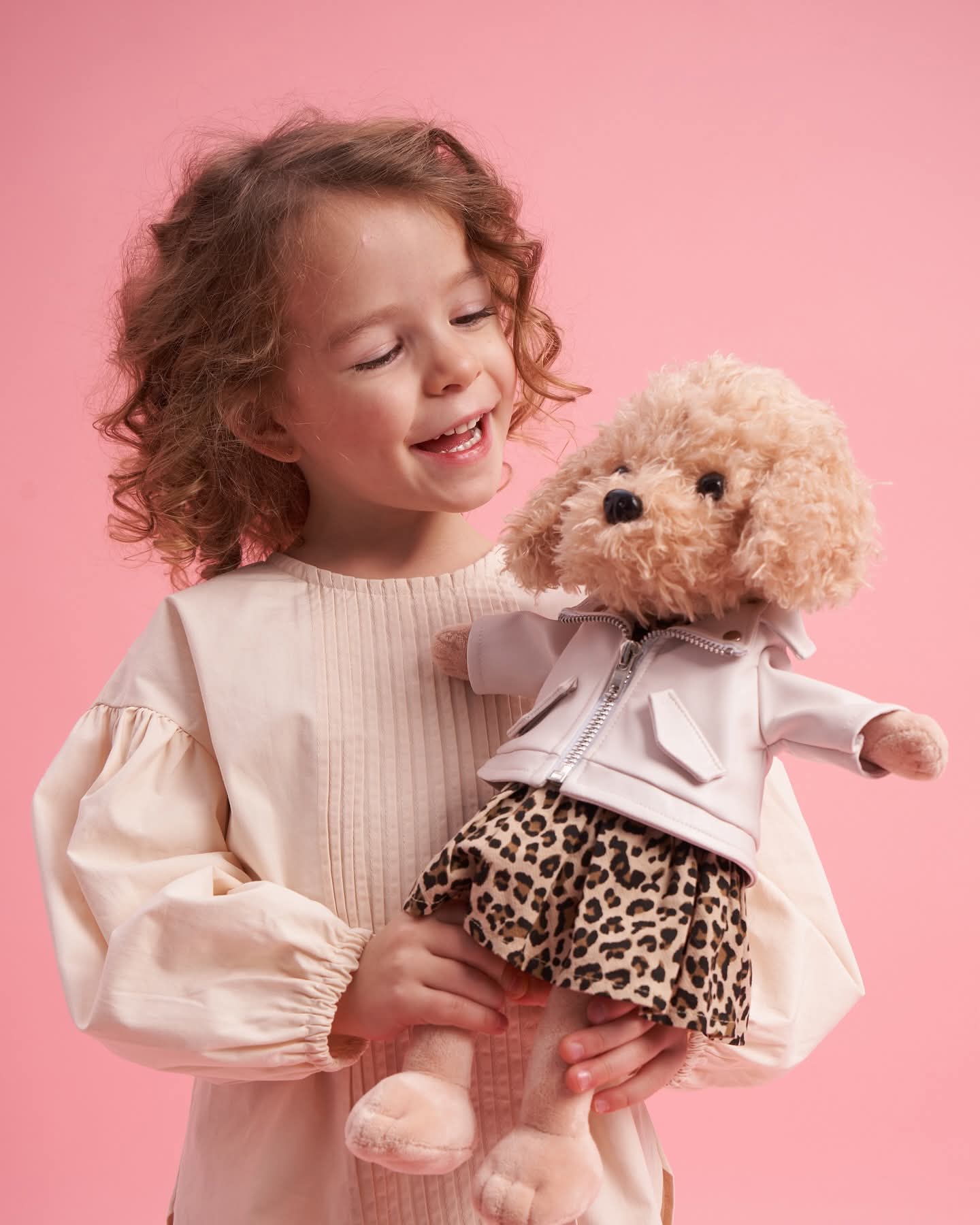 Lucky Fendi în Ținută Elegantă – Căţeluşă de Pluş Premium Lucky Doggy