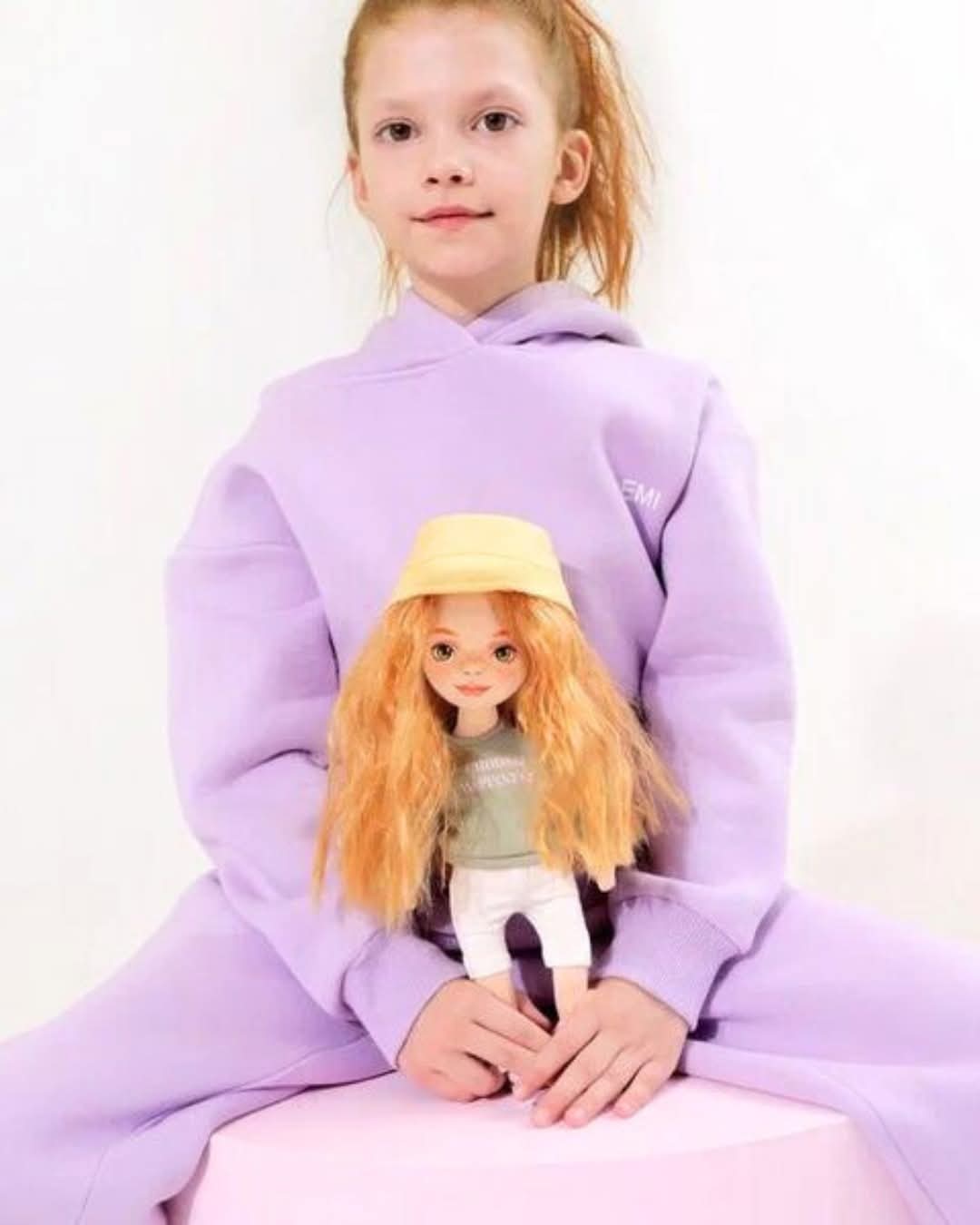 Sunny în Hanorac Verde – Păpușă de Pluş Premium Sweet Sisters (32 cm)