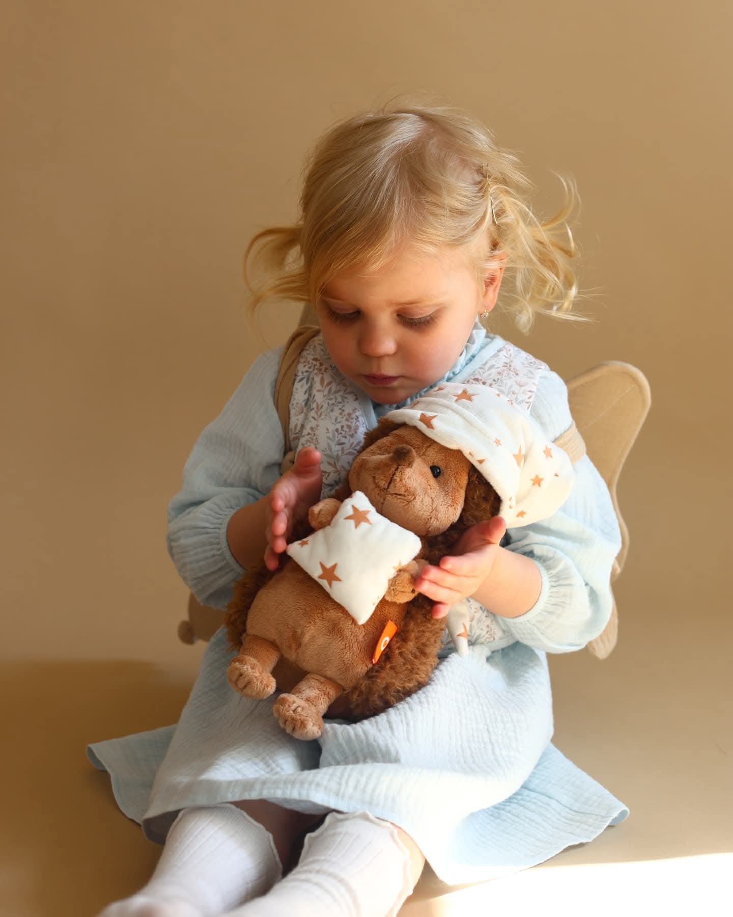 Life – Fluffy Ariciul pufos Sweet Dreams, în cutie de colorat tip căsuță (25 cm)