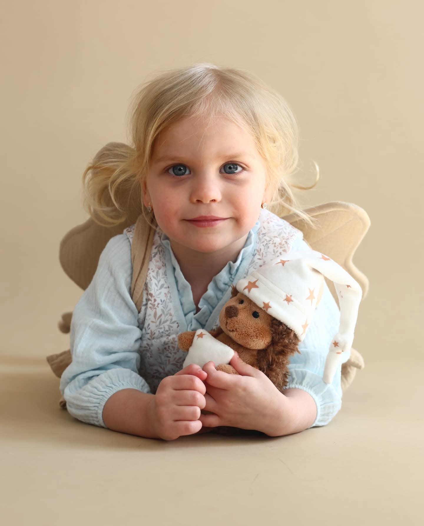 Life – Fluffy Ariciul pufos Sweet Dreams, în cutie de colorat tip căsuță (25 cm)