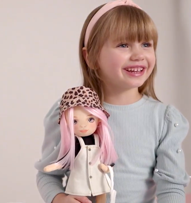 Billie în Rochie de Blugi – Păpușă de Pluș Premium Sweet Sisters (32 cm)