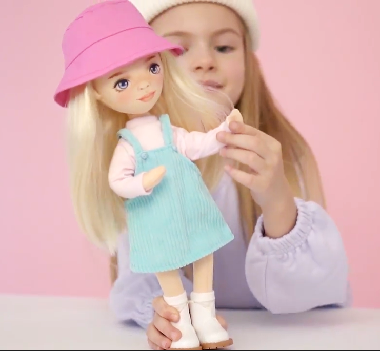 Mia în Rochie de Vară Albastră – Păpușă de Pluș Premium Sweet Sisters (32 cm)