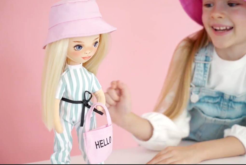 Mia în Salopetă în Dungi – Păpușă de Pluș Premium Sweet Sisters (32 cm)