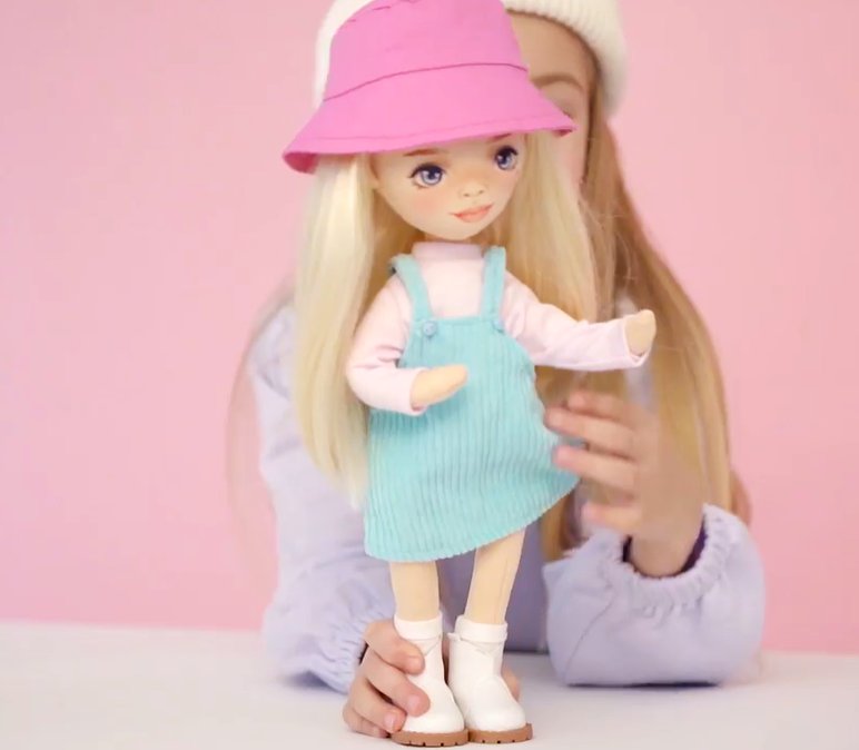Mia în Rochie de Vară Albastră – Păpușă de Pluș Premium Sweet Sisters (32 cm)