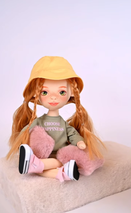 Sunny în Hanorac Verde – Păpușă de Pluş Premium Sweet Sisters (32 cm)