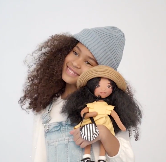 Tina în Rochiță Galbenă – Păpușă de Pluș Premium Sweet Sisters (32 cm)