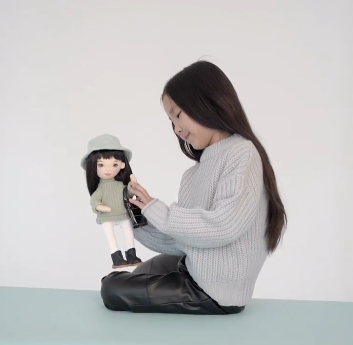 Lilu în Pulover Verde – Păpușă de Pluș Premium Sweet Sisters (32 cm)