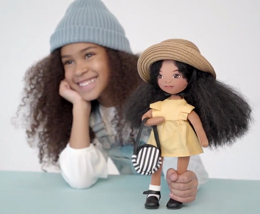 Tina în Rochiță Galbenă – Păpușă de Pluș Premium Sweet Sisters (32 cm)