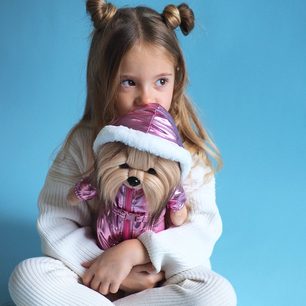 Lucky Yoyo în Drumeție – Căţeluşă de Pluş Premium Lucky Doggy