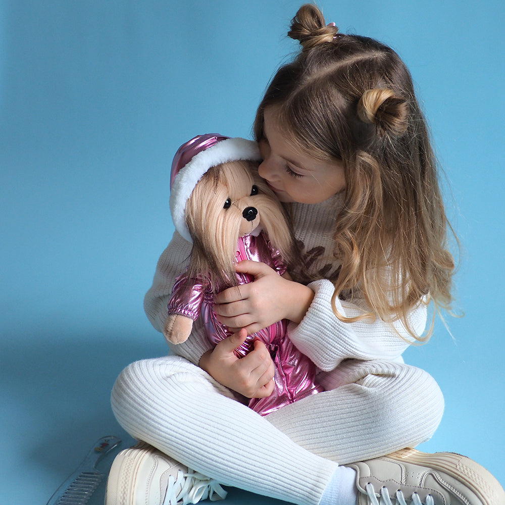 Lucky Yoyo în Drumeție – Căţeluşă de Pluş Premium Lucky Doggy